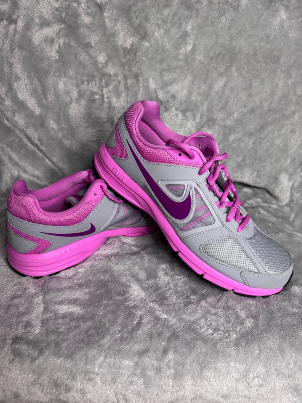 EUC 👟 Nike Women's Gray and Pink Sneakers - Picture 2 of 5